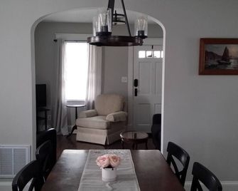 City Charmer near Historic OldTown Winchester. - Winchester - Dining room