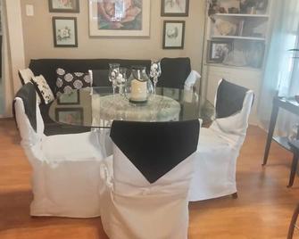 Large 3 room suite including coffee bar , TV - Ruston - Eetruimte