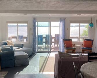 Amazing Views, Direct H20 Access, 2 Docks, Private Lane, 30 Mins To Canada - Redwood - Living room