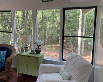 Charming Pentwater Cottage with Association Pool and Shared Lake Michigan Beach - Pentwater - Living room