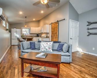 Pisgah Hillside Haven | Brevard/Asheville, Hiking, Mtn Biking, Shopping! - Pisgah Forest - Living room