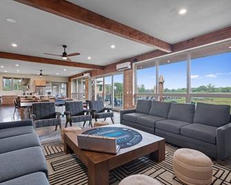 Lakeside Family Getaway – Amenity Packed - La Grange - Living room