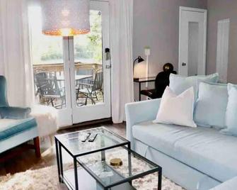 Riverfront Townhome in Downtown Yorkville - Yorkville - Living room