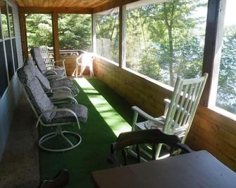 Kezar Lake Waterfront. Great Fishing /Hiking/ Fall Foliage &\nfryeburg Fair - Lovell - Living room