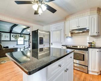 Cozy Lewiston Home Less Than 10 Mi to Niagara Falls! - Lewiston - Kitchen