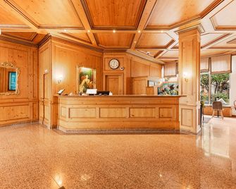 King's Hotel Center Superior - Munich - Front desk
