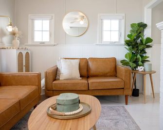 Cozy Cottage across from Grand Haven Beach - Grand Haven - Living room