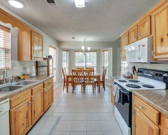 Hot Springs Getaway w/ Deck, 8 Mi to Downtown! - Hot Springs - Kitchen