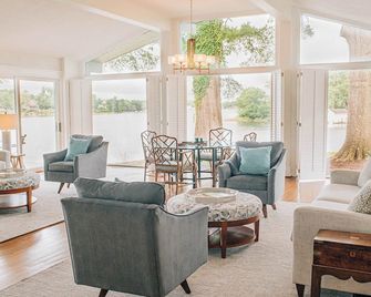 Irvington Waterfront: Pool, Dock & Sunset Views - Irvington - Living room