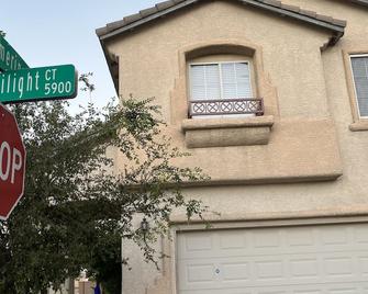Full home for your family! less than 20 min from Las Vegas Strip. - Henderson - Building