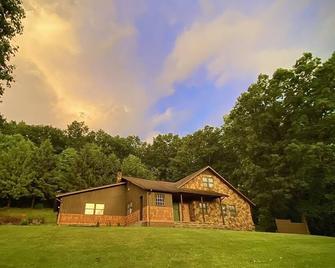 Whispering Pines Retreat-Newly Renovated Countryside Home - Bedford - Building