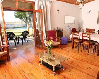 Oudtshoorn Homestay Accommodation - Oudtshoorn - Dining room