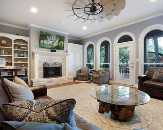 Events at The Whispering Oaks Estate in Dripping Springs on 10 Acres - Dripping Springs - Living room