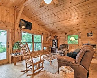 Cozy Amish Country Cabin on Shipshewana Lake! - Shipshewana - Living room