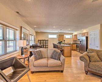 Downtown Yankton Apartment w/ Patio & River View! - Yankton - Living room