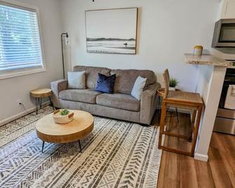 1 BR Apartment close to Downtown - Davenport - Living room