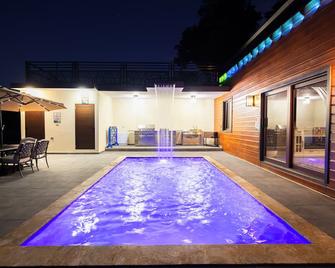 Bello Atardecer Luxury Home with Private Pool - Añasco - Piscina
