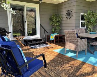 Melvas place. 3 bedroom house - North Ridgeville - Patio