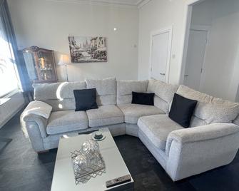 Tynwald Apartments - Douglas - Living room