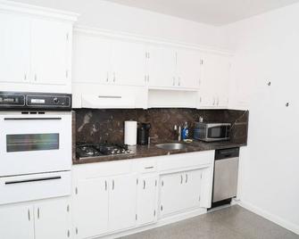 Spacious 2/1 Coral Gables apt w/parking - Coral Gables - Kitchen