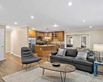 Entertaining | 5 Bedrooms | Luxury | DC Vibe - Springfield - Living room