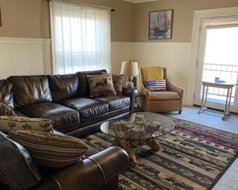 Elegant condo on the water in downtown Wolfeboro - Wolfeboro - Sala de estar