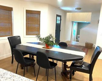 NEW & SLEEPS 14! Spacious and modern home- located in the heart of Bolivar! - Bolivar - Comedor
