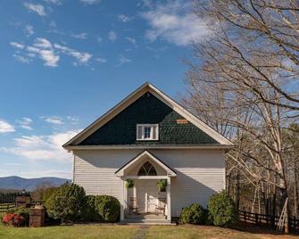 Serene History-Soaked Retreat | Va Countryside - Goode - Edificio