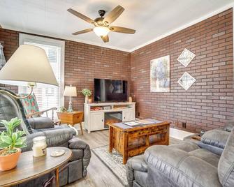 Quaint Mt Vernon Cottage Near Historic Dtwn! - Mount Vernon - Living room
