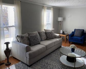 Upgraded, beautiful 4 BD Colonial in Silver Spring - Silver Spring - Sala de estar