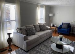 Upgraded, beautiful 4 BD Colonial in Silver Spring - Silver Spring - Living room