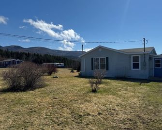 Cozy Mountainview Bungalow. French Fishing Village. Whale Watching tours. - Cheticamp - Building