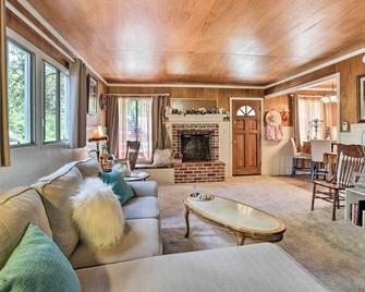 Cozy Crestline Cabin, Close to Lakes, Parks! - Crestline - Living room