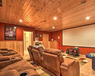 Cabin with Fire Pit and Movie Room, 1 Mi to Lake - Pequot Lakes - Living room