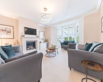 Edge Mere Apartment - sleeps 4 guests in 2 bedrooms - Bowness-on-Windermere - Living room