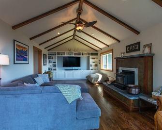 Seawood Vista - Ocean & Redwood Views w/ Hot Tub! - Trinidad - Sala de estar