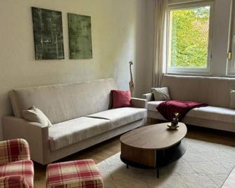 Bitterfelder Cityapartment im Dichterviertel - Bitterfeld-Wolfen - Wohnzimmer