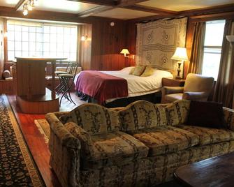 Artsy, Pet-Friendly Studio with a Forest in the backyard - Brattleboro - Bedroom