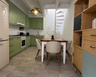 Enjoy a stylish experience at this centrally located accommodation. - Gasperina - Kitchen