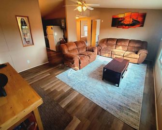 Grand Canyon - Pinion Pine Getaway - Fenced Acre & Mountain Views! - Williams - Living room