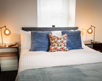 Kings Arms Suites - Deluxe Room - En-Suite - Self Check In - Whitehaven - Bedroom
