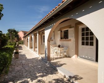 Paradise Village - Roda - Innenhof