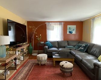 4 bedroom, private beach access - East Sandwich - Living room