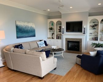 Secluded Ocean front home 7BR/5.5 BA with private pool, elevator, theater, gym - Pine Knoll Shores - Living room