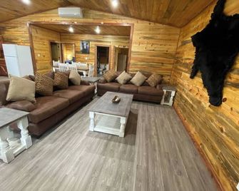 The Bear Den Atv Friendly - Mena - Living room