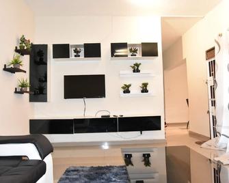 Lovely and spacious 3 bedroomed flat with various with social amenities nearby.. - Lusaka - Living room