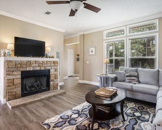 Oak Gardens home with Stunning Gulf Views - Long Beach - Olohuone
