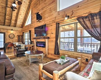 1 Mi to Dtwn Gatlinburg: Cabin w/ Game Room - Gatlinburg - Living room