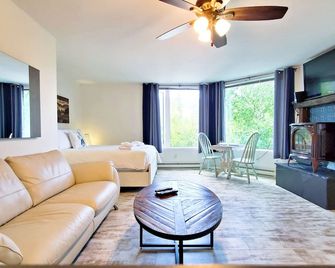 Open Plan Living Area | 2 Q Beds | Full Kitchen | Walk to Ski Lifts - Fernie - Bedroom