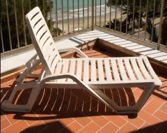 Hotel Ambassador - Laigueglia - Balcón